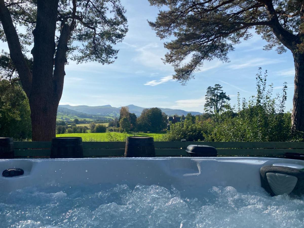 Chalet Mountain View Cottage, Hot Tub , Stunning Views *
