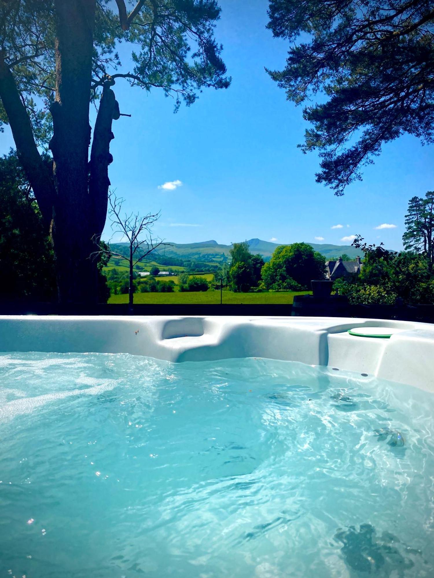 Mountain View Cottage, Hot Tub , Stunning Views * Llanhamlach
